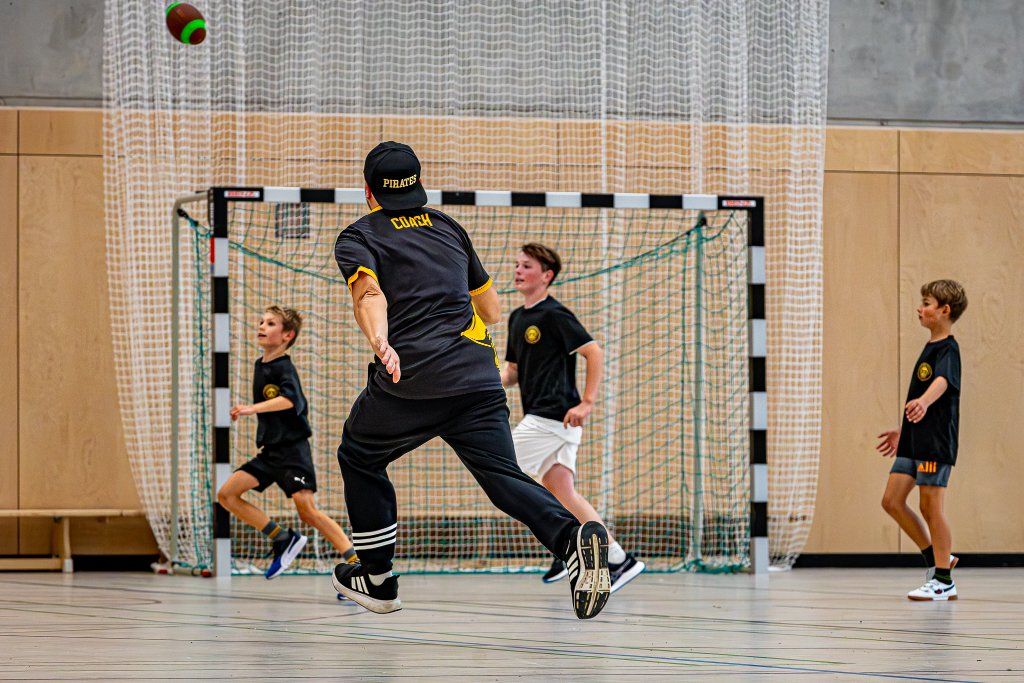 Coach bringt den Ball ins Spiel