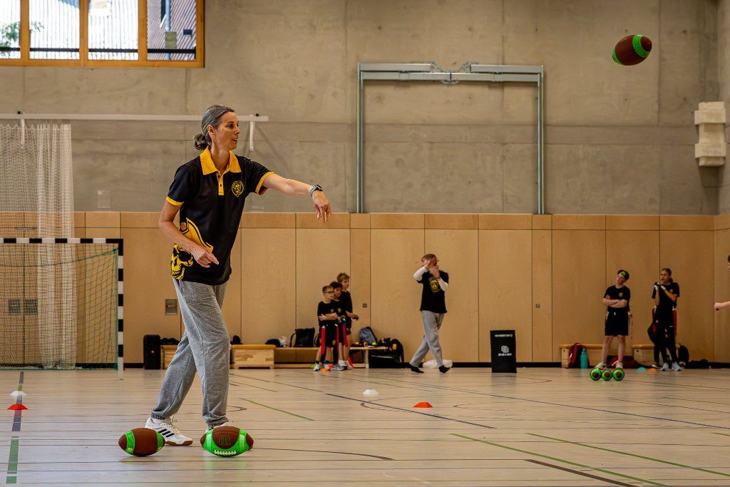 Coach zeigt den Wurf