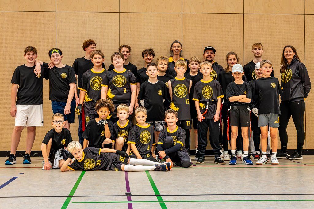 Die komplette Camp-Crew vor der Sporthallenwand