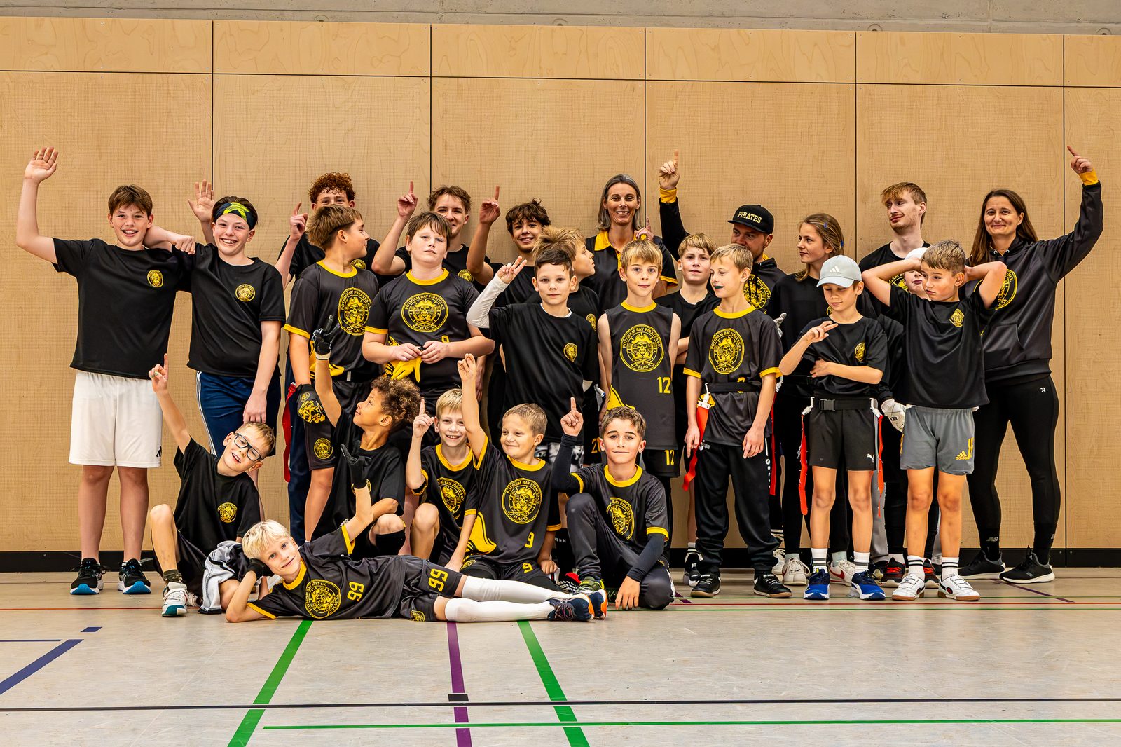 Gruppenfoto des Pirates Skillzcamp 2026 mit allen Kindern und Coaches