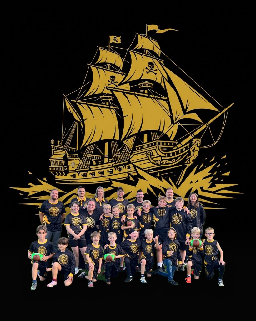 Das Team der Potsdam Bay Pirates vor einem Piratenschiff